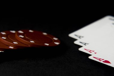 Poker kartları ve siyahta izole cips. Dört as, poker. Sığ dof.