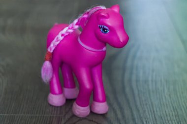 Pembe midilli ahşap zemin üzerinde. Sığ dof.