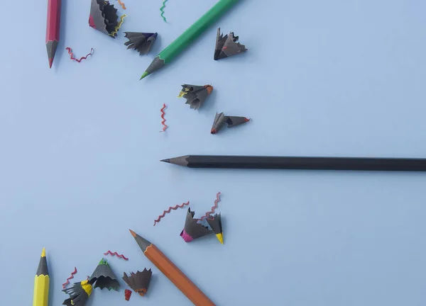 Crayons Colorés Organisés Demi Ronds Isolés Sur Fond Pastel Bleu — Photo