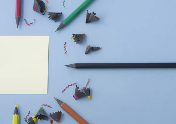 关闭彩色铅笔隔离在浅蓝色粉彩背景书桌 表在平坦的布局风格 附加文本的空间 — 图库照片