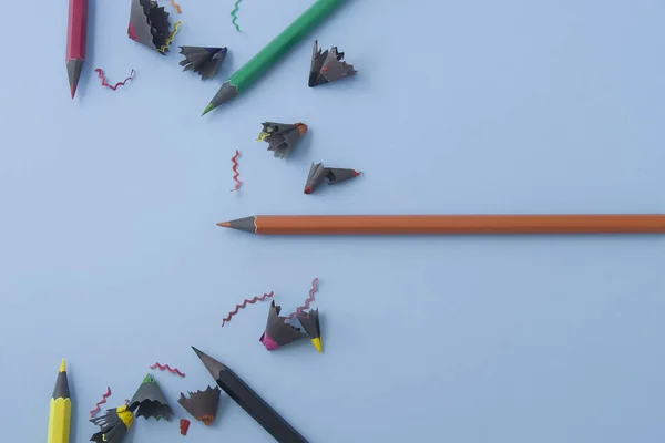 Crayons Colorés Organisés Demi Ronds Isolés Sur Fond Pastel Bleu — Photo