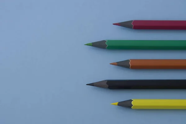 Gros Plan Crayons Colorés Isolés Sur Fond Pastel Bleu Clair — Photo