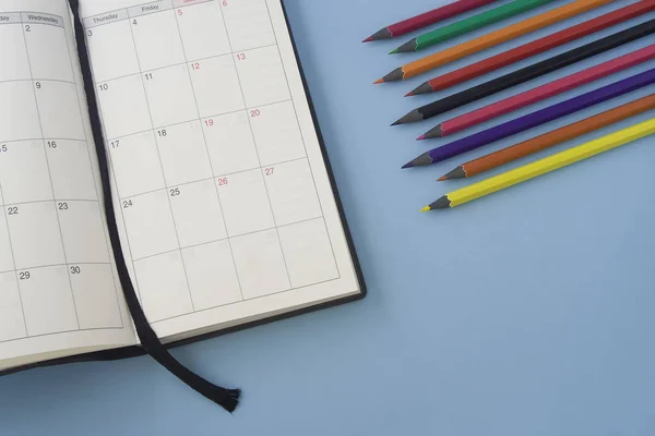 Calendrier Avec Crayons Colorés Sur Fond Bleu Pastel Solide Pose — Photo