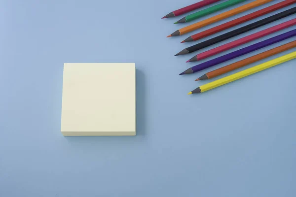 Calendrier Crayons Colorés Isolés Angle Sur Table Fond Bleu Pastel — Photo