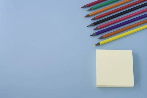 Calendrier Crayons Colorés Isolés Angle Sur Table Fond Bleu Pastel — Photo