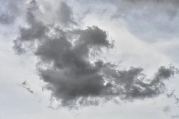 Des Rayons Soleil Traversent Les Nuages Sombres Sous Ciel — Photo