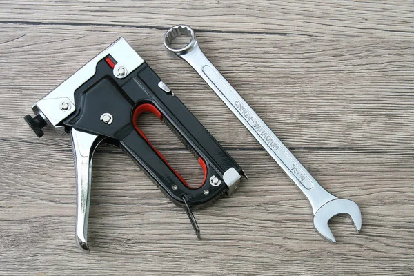 Diy Συρραπτικά Και Κλειδί Τοποθετείται Στο Γραφείο Εύχρηστα Εργαλεία Που — Φωτογραφία Αρχείου