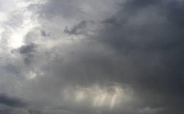 Des Rayons Soleil Traversent Les Nuages Sombres Sous Ciel — Photo