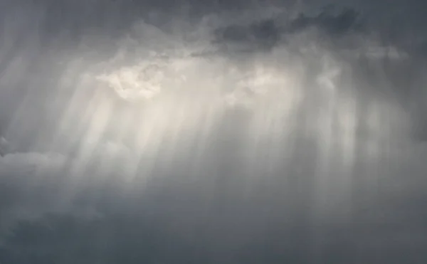 Solskenet Kommer Genom Grå Molnen — Stockfoto