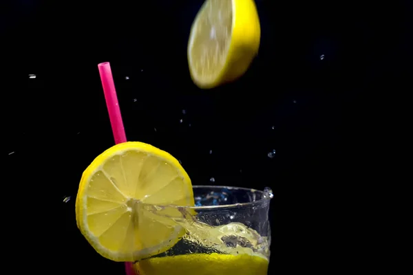 Taze Limonata Limon Içme Siyah Arka Plan Üzerine Izole Etkisi — Stok fotoğraf