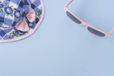 Renkli şapka ve ışık mavi pastel b izole pembe güneş gözlüğü