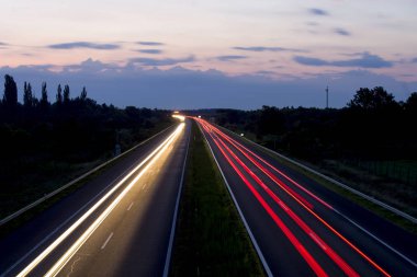 Gösterilen araçlar ışıklar, düşük çekim hızı, üstten görünüm, gökyüzü arka plan gece Macar Otoban.