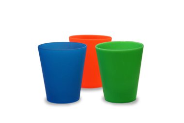Çok renkli plastik bardak, bardak portakal izole beyaz zemin üzerine yeşil mavi