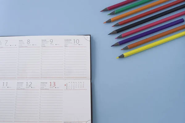 Calendrier Avec Des Crayons Organisés Angle Isolé Sur Fond Bleu — Photo