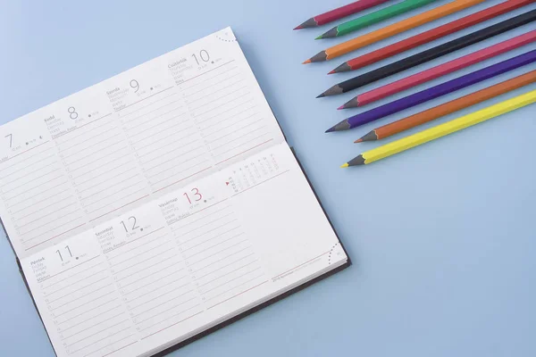 Calendrier Crayons Colorés Isolés Angle Sur Table Fond Bleu Pastel — Photo