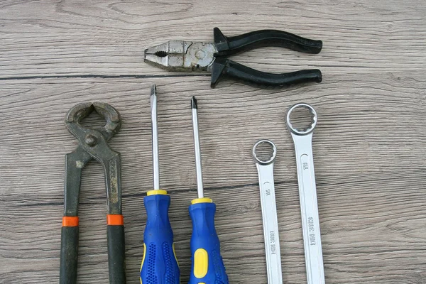 Zwei Schraubenzieher Zwei Schraubenschlüssel Zwei Zangen Auf Dem Holztisch Werkzeuge — Stockfoto