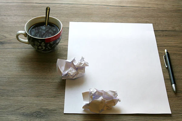 Ahşap Ofis Resepsiyon Masaları Boş Kağıt Kalem Buruşuk Kağıtlar Bir — Stok fotoğraf