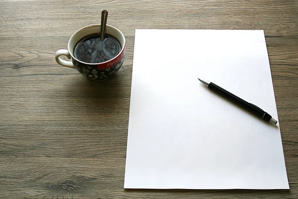 木制办公桌桌 空白纸 钢笔交叉和一杯咖啡 — 图库照片