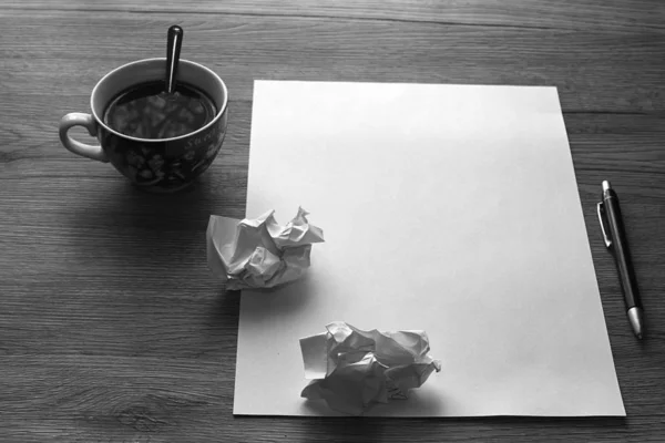 Mesa Mesa Escritório Madeira Com Papel Vazio Caneta Papéis Amassados — Fotografia de Stock