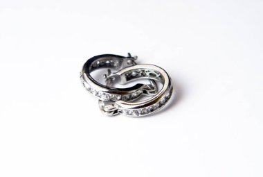 Gümüş küpe beyaz arka plan üzerinde izole. Üstten görünüm, düz yatıyordu.