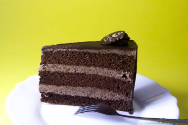 Lezzetli pasta üzerinde sarı arka plan izole çatal ile beyaz yeri. Üstten görünüm, düz yatıyordu.