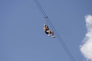 Kadın giyiyor koruyucu Zip hattını veya gölgelik ve gülümseyen