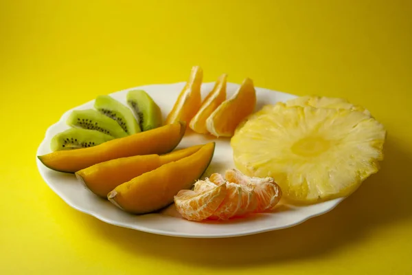 Fruits Tropicaux Kiwis Mangues Ananas Oranges Mandarines Tranches Disposées Sur — Photo