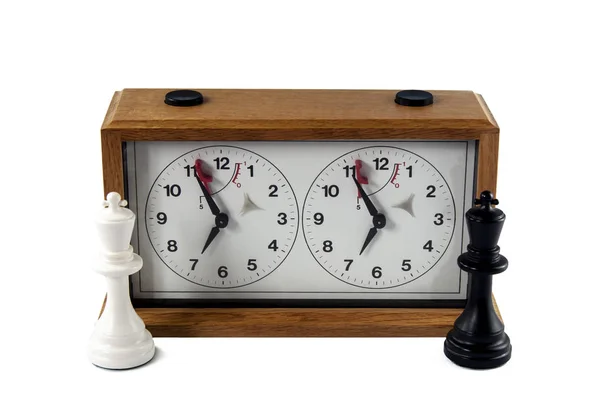 棋时钟被隔绝在白色背景 黑和白色国王站立在前面在边 — 图库照片