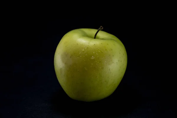 Maçã Verde Isolada Fundo Preto Com Gotas Água — Fotografia de Stock