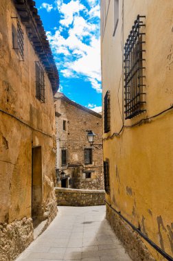 Bir Cuenca şehir antik geçirilmesi. İspanya bir şehrin eski sokak.
