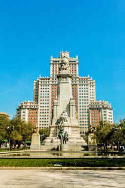 Madrid'da Plaza de Espaa. Don Quixote de la Mancha heykeli önünde kare Çeşmesi ile İspanya bina Famous.
