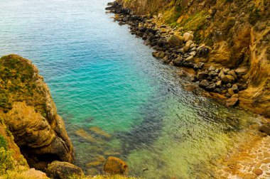 Küçük kumsalda güzel: Cornwall sahil.