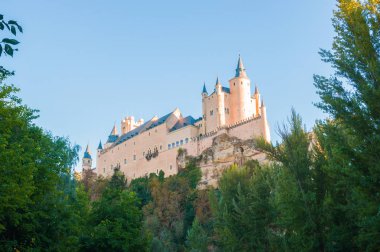 Segovia Kalesi Alczar de Segovia, 1985 yılında Unesco tarafından Dünya Mirası ilan edildi. Disney kalesine benziyor..