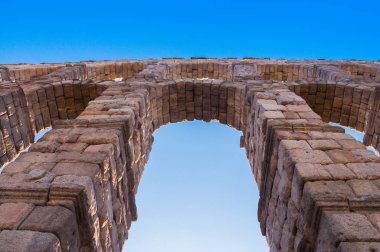 Segovia, İspanya Su Kemeri, 2. C., Imparator Trajan'ın saltanatının sonunda ya da Hadrian'ın saltanatının başında. 813 m uzunluğundadır. ve 28m yükseklikte.