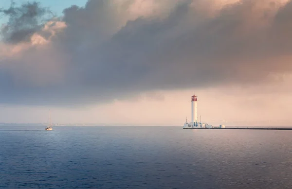 Fyren Odesa Och Yacht — Stockfoto