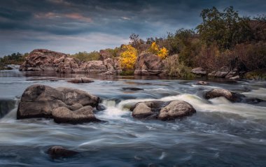 Güney Bug rapids üzerinde görüntülemek; bulutlu akşam; rafting için harika bir yer