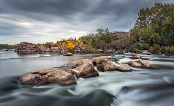 Bewölkter Abend Über Wildwasserschnellen Der Südlichen Wanze Herbstliche Landschaft — Stockfoto