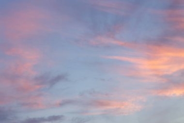 Arka plan gökyüzü bulutlu altın saatte