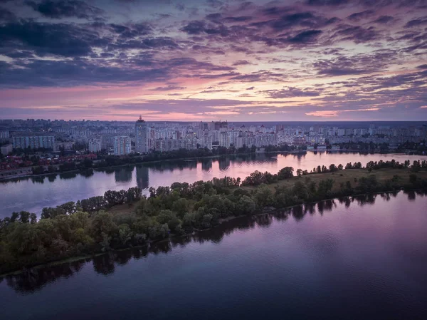 Farbenfroher Sonnenuntergang Über Dem Obolonska Kai Kyjiv Ukraine Violette Reflexion — Stockfoto