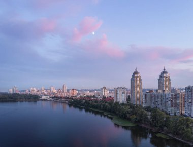 Kiev Dinyeper üzerinde yumuşak pembe günbatımı, Ukrayna