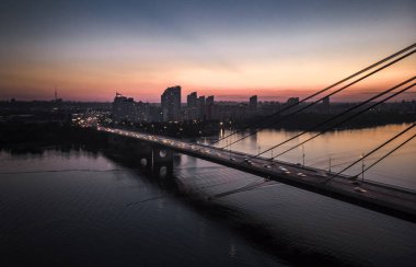 Kiev gün batımında Pivnichnyi köprü, Ukrayna
