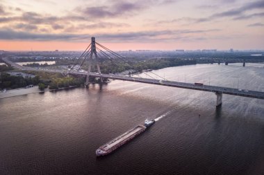 Kiev Dinyeper üzerinde Pivnichnyi köprüsü (eski Moskovsky köprüsü) havadan görünümü, Ukrayna