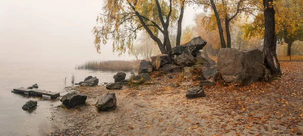Neblig Neblige Flusslandschaft Mit Abgefallenen Blättern Naturpanorama Des Herbstes Flussufer — Stockfoto