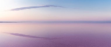 Pastel güneşin gölde doğuşu.