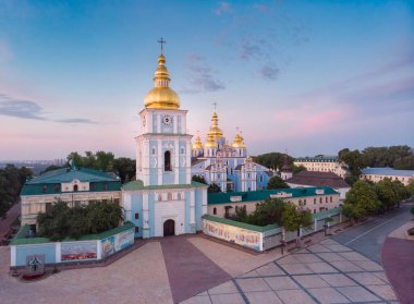 Ukrayna 'nın başkenti Kyiv' deki St. Michael 's Golden Domed Manastırı' nın havadan görünüşü