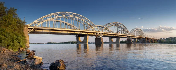 ウクライナのキエフにあるDarnytskyi橋とNew Darnytskyi橋の眺め — ストック写真