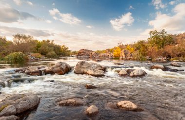 Sonbaharda Güney Böcek Nehri 'nin akıntısına bak.