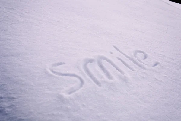 Uśmiech Napis Śniegu — Zdjęcie stockowe