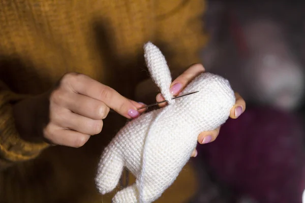 Faire Ours Blanc Jouet Tricoté Pour Enfant Dans Les Mains — Photo