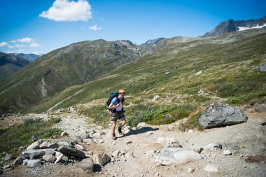 Erkek gezgin Besseggen cephedeki Jotunheimen Milli Parkı, Norveç'te hiking